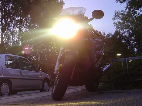 Suzuki GSX750F (SOLGT) - H4 pære fra thansen som giver ca. 30% mere lys... billede 9