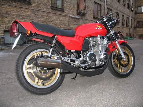 Honda CB 900 F Bol d'Or - Jeghar haft Bol d´Or´en siden foråret, og min plan med den er at byggen den lidt om i vinderens løb. Der skal bla. anden bagsvinger og bredere baghjul mm for at gøre den lidt mere "cafeagtig" billede 1