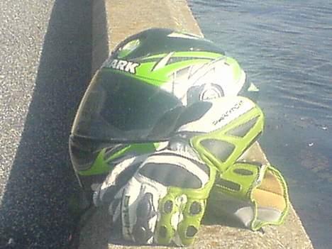 Kawasaki zxr - Lidt af det der er rart at have.. Shark rsf2race m/tribel i perlemor.. Held gpone phantom handsker.. billede 4