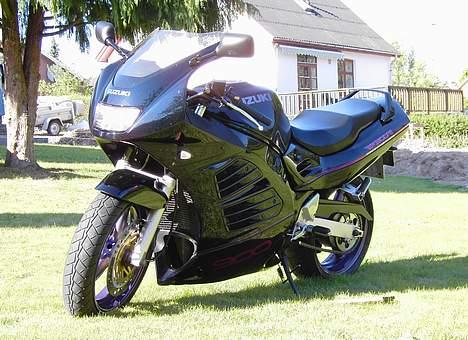 Suzuki RF 900 R billede 4