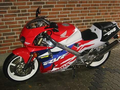 Honda RVF400R - Fin og nyvasket... billede 2