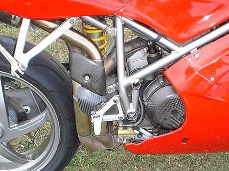 Ducati 748s solgt - carbon højre side, varmeskjold, hælplade for og bag åbent koblingsdæksel billede 7