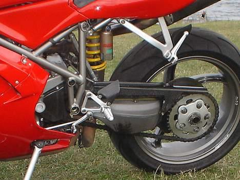 Ducati 748s solgt - Carbon venstre side, kædeskærm hælplader for og bag og tandhjuls afdækning billede 13
