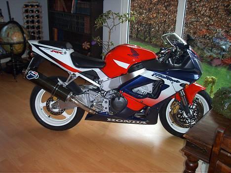 Honda cbr 929 rr fireblade - nyt termignoni system, og hele kåben nylakeret i org farver+lak på kåbedele billede 2