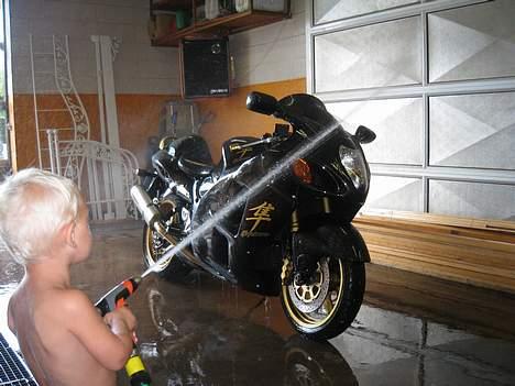 Suzuki GSX1300 R Hayabusa - min søn elsker at vaske fars cykel.. billede 5