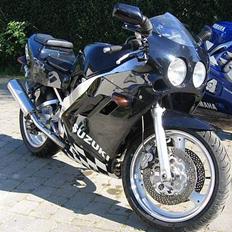 Suzuki GSX-R400 (SOLGT)