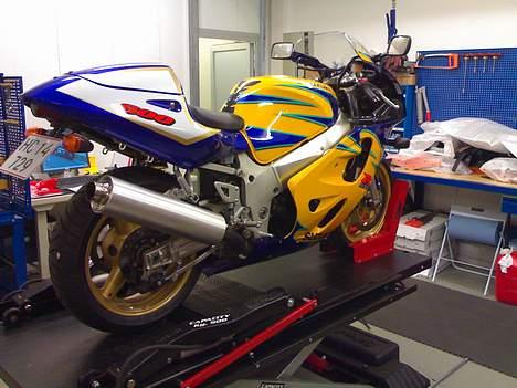 Suzuki GSXR 600 CORONA SOLGT - billede fra forhandleren i skanderborg da jeg købte den billede 4