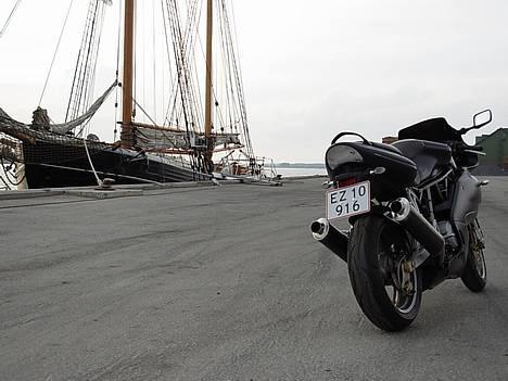 Ducati 750 Sport Dark (solgt) - Ahhh. Så kom der fuldkåbe på dyret. billede 1