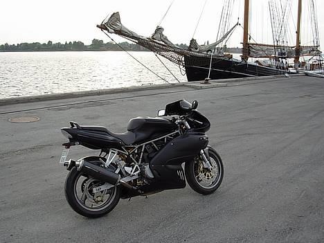 Ducati 750 Sport Dark (solgt) - Nykøbing F havn en aften i maj.  billede 2