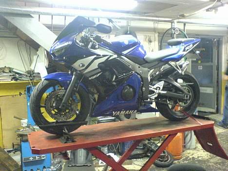 Yamaha YZF-R6 - En kammerat hjalp lige med at skifte bremseklodser:o) billede 17