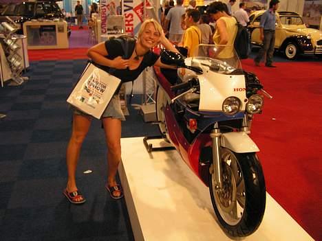 Honda RVF400R NC35 - vfr750r, set ved british motorshow billede 11