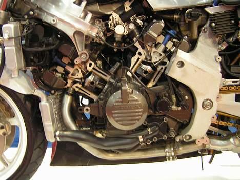 Honda RVF400R NC35 - v4, smums- lækker mekanik billede 12