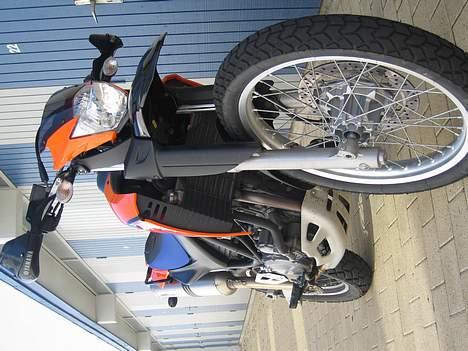 Yamaha xt660r - skid plate nede under udstødning..uundværlig når den skal kastes rundt billede 6