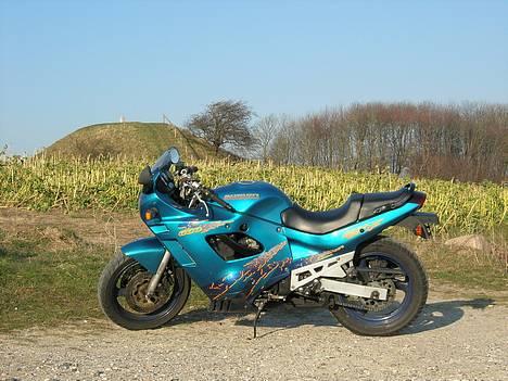 Suzuki GSX 600F - En tur på Jelshøj, bemærk det nye sæde :D billede 1