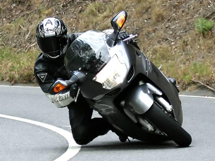 Honda CBR1100XX  **SOLGT** - Dejlig brutal cykel, at svinge med..........hehe billede 1
