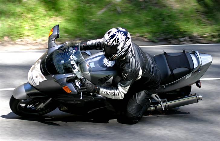 Honda CBR1100XX  **SOLGT** - Den kan sagtens svinge... dog skraber bundkåben på.... billede 14