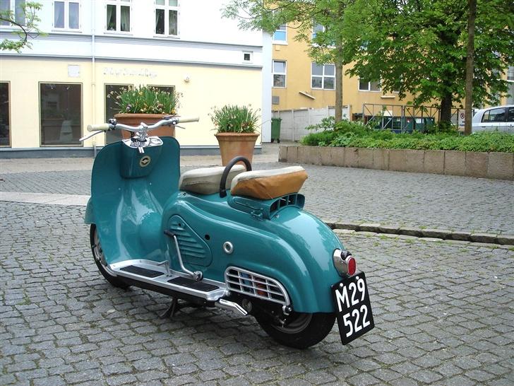 Zündapp Bella Motorroller *Solgt* - Pæn vinkel i en fin tidstypisk gade. billede 1