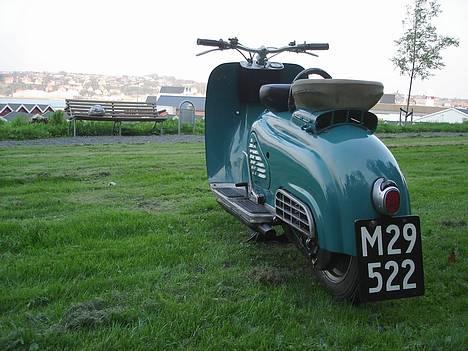 Zündapp Bella Motorroller *Solgt* - Aftenbillede. Læg mærke til den sorte nummerplade. billede 4