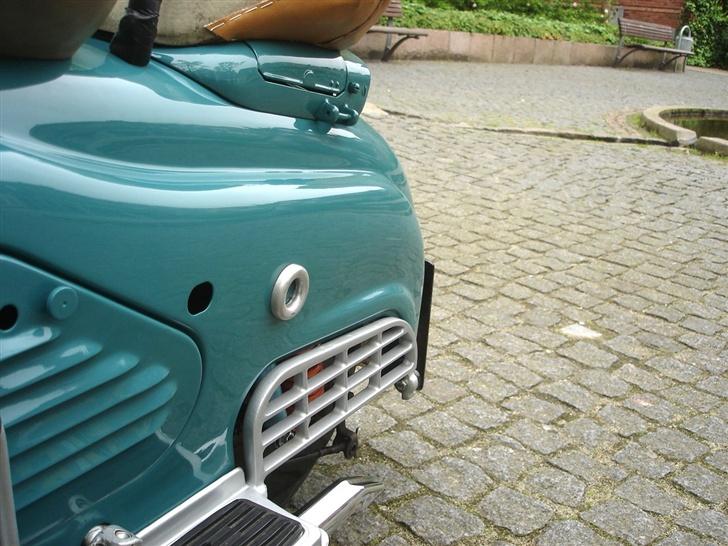 Zündapp Bella Motorroller *Solgt* - Der skulle side 2 små ringe på hver side. Jeg havde dog kun 2 stk, så der sidder kun een på hver side p.t. billede 5