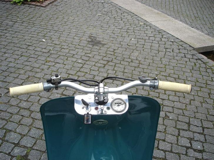 Zündapp Bella Motorroller *Solgt* - Instrumenteringen. Det bliver ikke mere enkelt. Speedometer, ladelampe og bagagekrog. billede 6
