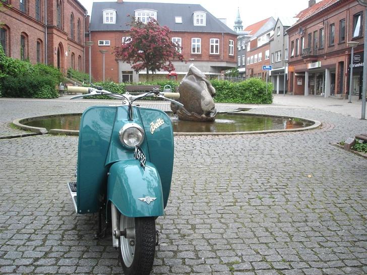 Zündapp Bella Motorroller *Solgt* - Som man kan se, tager forskærmsnummerpladen ikke noget af lyset fra vejen. billede 7