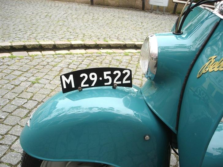Zündapp Bella Motorroller *Solgt* - Den originale nummerplade Bellaen er født med. Den er desværre ulovlig at køre med idag, men har valgt at montere den alligevel. billede 8
