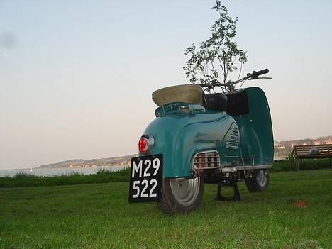 Zündapp Bella Motorroller *Solgt* - Gitteret på hver side af baghjulet kan slåes ned til bagage. billede 10