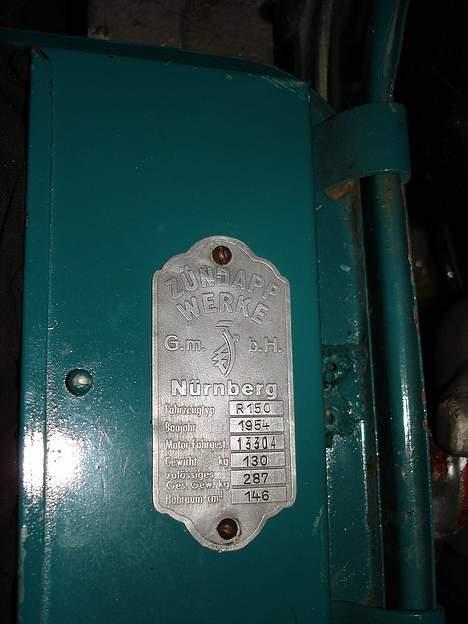 Zündapp Bella Motorroller *Solgt* - Typepladen sidder på sin plads og stråler. Den sidder på kassen til værktøjssættet. billede 15