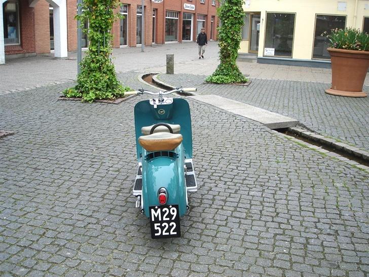 Zündapp Bella Motorroller *Solgt* - Dener utrolig lav bagtil, så man skal ikke køre lige ned af en kantsten. billede 16