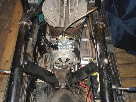 Zündapp Bella Motorroller *Solgt* - Den 146cc motor. Karburatoren er desværre blevet udskiftet med en DellOrto, da den originale var defekt. Læg mærke til motorblokken. Den er som ny! billede 17