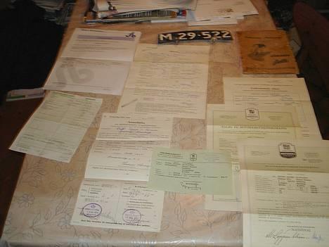 Zündapp Bella Motorroller *Solgt* - Set fra venstre - over og ned: Synsrapport, original registreringsattest, Nummerplade, Instruktionsbog,  Reg. Attest, Afgiftsattest, 2x forsikringsattest, købskontrakt og resten af afgiftspapirer. billede 20