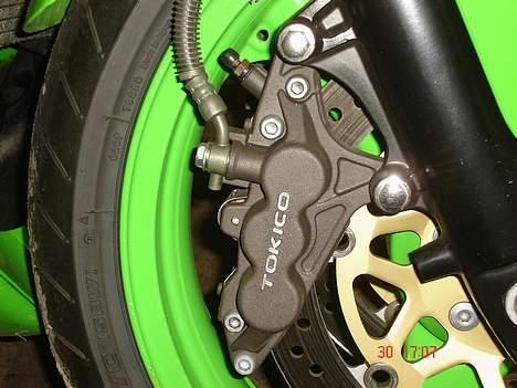 Kawasaki zx-9r - Nye skiver og klodser foran samt nyt dæk billede 3