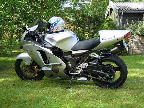 Kawasaki ZX12R - Suomy hjelm i utreret design billede 5