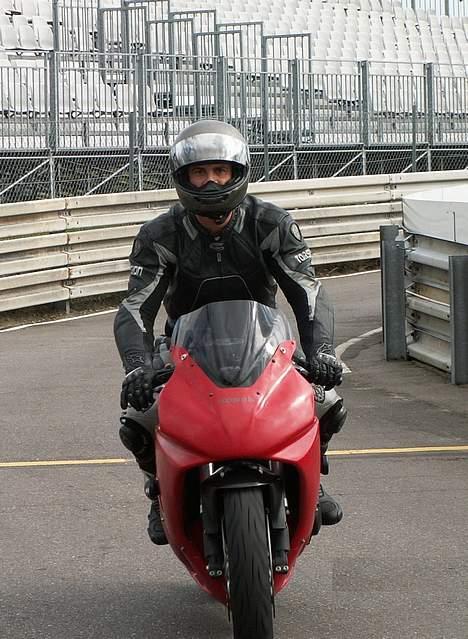 Honda CBR 929RR FireBlade - Så glad ser man så ud, når man lige har "nappet" en CBR1000RR ned af langsiden (sikkert sidste gang, så hellere nyde det) billede 17