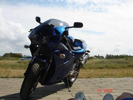 Honda RVF 400 - Selvom men er lille kan man godt se ond ud billede 3