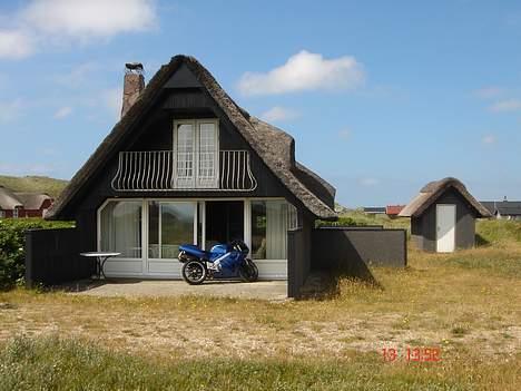 Honda RVF 400 - Her står den lige i solen foran sommerhuset billede 4