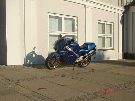 Honda RVF 400 - Lige et nyt i det dejlige sommervejr billede 8