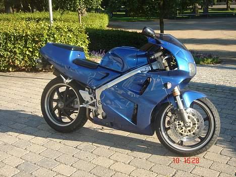 Honda RVF 400 - smuk cykel billede 10