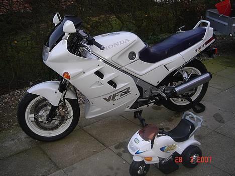Honda vfr 750f rc 24 - lasse og min mc.  billede 9