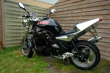 Suzuki Katana - Det brede styr er rart og køre med når først man har vænnet sig til det billede 12