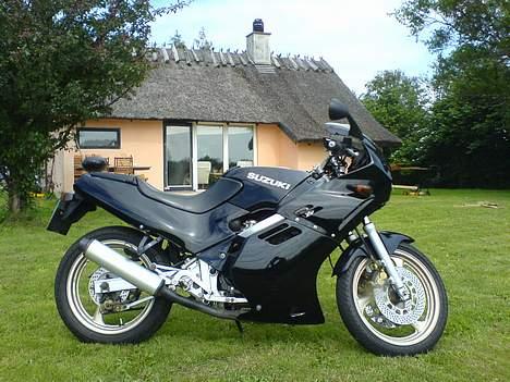 Suzuki GSX-R250 **SOLGT** billede 1