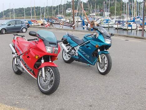 Honda VFR 750 F (solgt) - En kammerat og min Viffer.. Også taget på Hjarbæk Havn.. billede 14