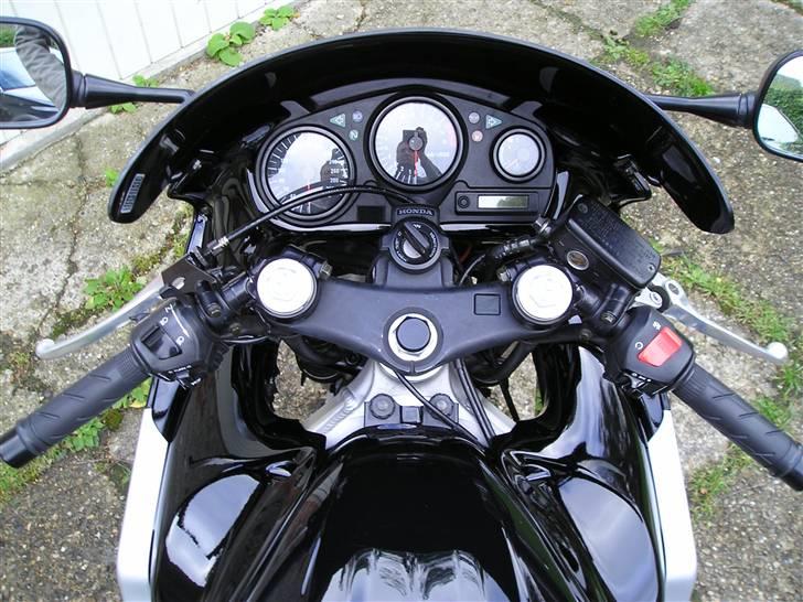 Honda CBR 600 F4 - Udsigt til cockpit med ny lakering billede 2