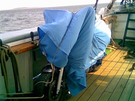 Kawasaki ER 5 (Solgt) - Motorcyklen bjev bundet fast til rælingen, og fik lidt "tøj" på, for at afvise det værste saltvand. billede 15