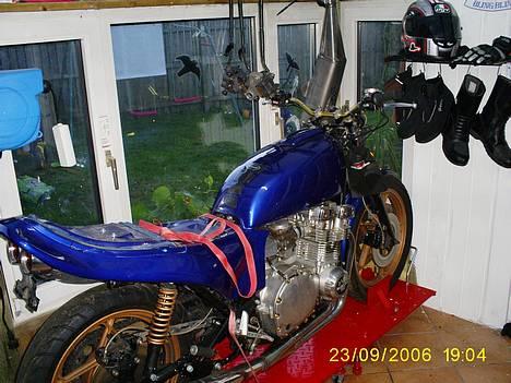 Suzuki GS 750 solgt - Klar til motor-skift hos en kammerat.......ja, det udviklede sig "lidt" og nu er den sat i stand og malet rød :-) billede 12