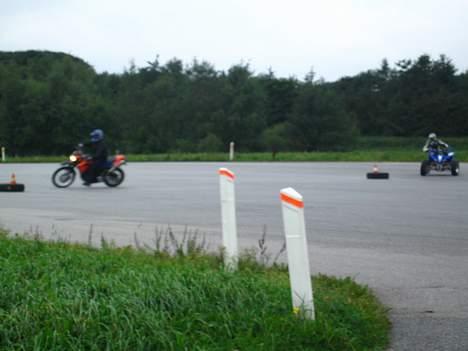 Yamaha xt660r - inde på banen...alt for sjovt..men svært uden slick dæk billede 8