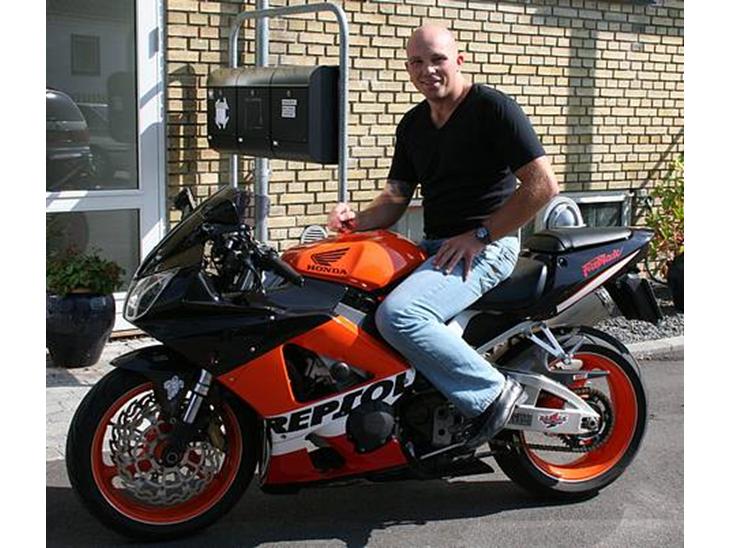 {{currentPhoto.altText}} billede {{currentPhoto.number}}