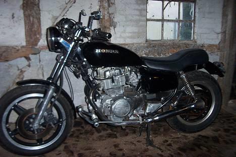 Honda CM 400 T - Den er kommet en tur ind i stalden og stå billede 3