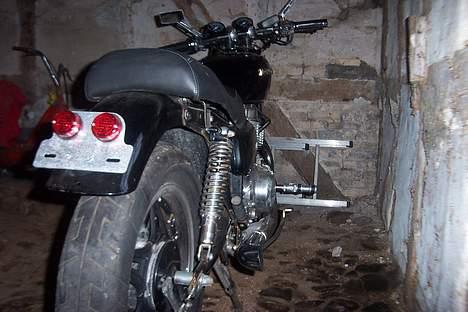 Honda CM 400 T - Bagfra ser den også en del anderledes ud end en normal CM 400 T billede 4