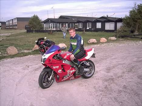 Kawasaki ZX-7R - Den glade ejer med sit nye legetøj. billede 9